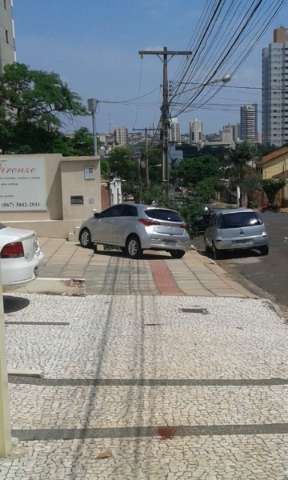 Festival de flagrantes de carros estacionados irregularmente n&atilde;o tem fim