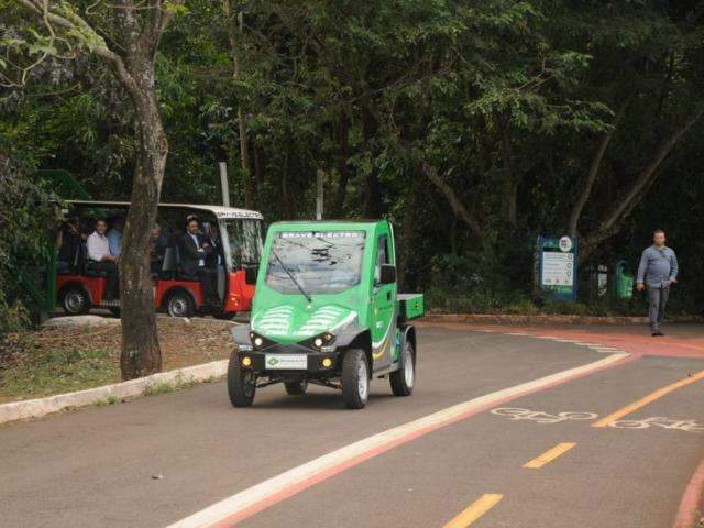 Governo recebe garagem fotovoltaica e carro el&eacute;trico para utilizar em parque