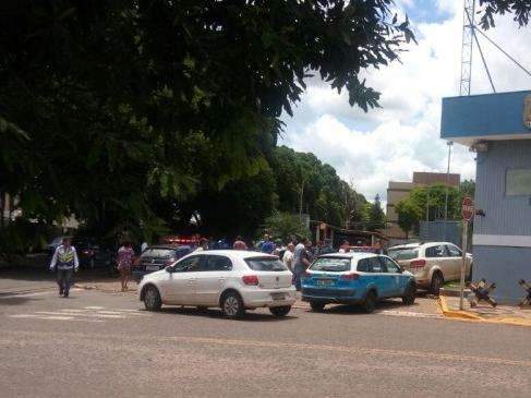 Dupla que bateu carro em muro da PF tentou atropelar policial durante fuga