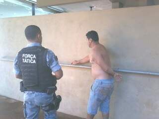 Autor foi autuado em flagrante por uma equipe da Força Tática. (Foto: Osvaldinho Duarte/Dourados News)