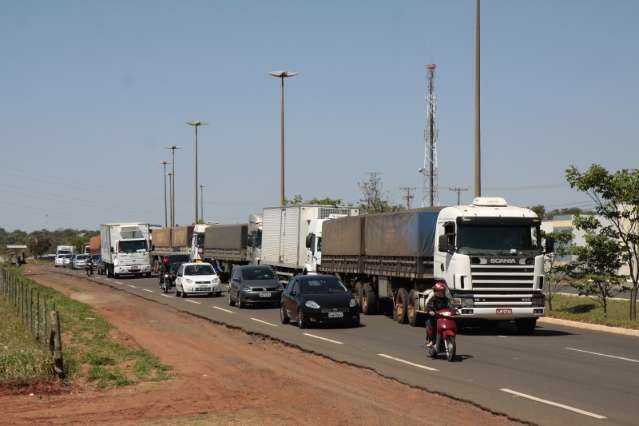 Carreta tombada com toneladas de papel na BR-163 gera congestionamento