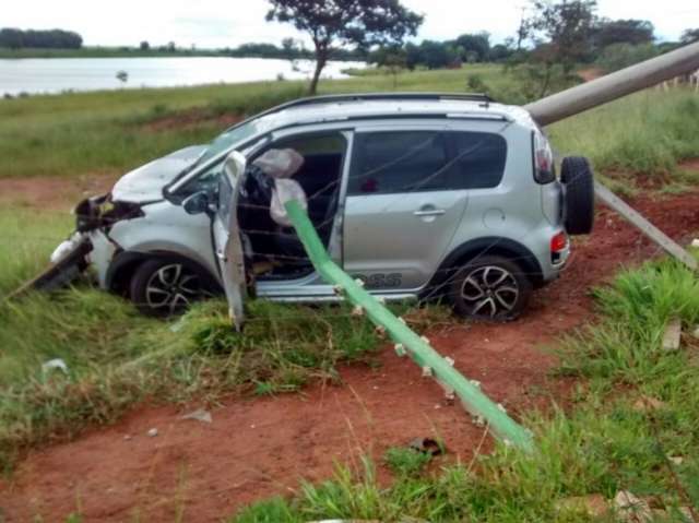 Casal fura barreira policial e foge ap&oacute;s colidir em poste de energia