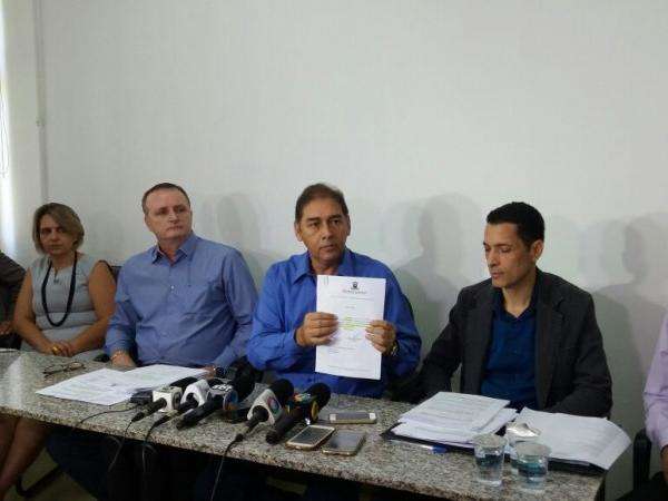  Bernal culpa vereadores e diz que s&oacute; pode dar 2,79% a servidores