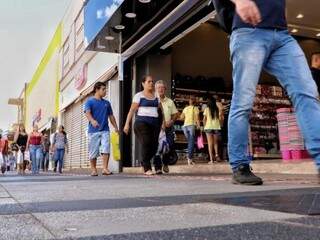 Na véspera, comércio tem queda no movimento e presente de última hora Na véspera, comércio tem queda no movimento e presente de última hora