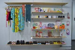 Em prateleira bem organizada, vários itens de marcas sul-mato-grossenses. (Foto: Thailla Torres)