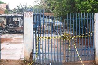 Incêndio destrói casa, mata idosa cadeirante e fere adolescente Incêndio destrói casa, mata idosa cadeirante e fere adolescente