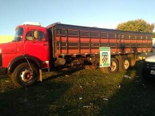 Caminhão onde a droga era transportada. (Foto: Divulgação/PM) 