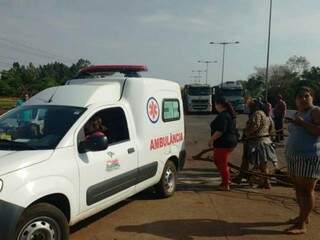 Ambulância passa por bloqueio da MS-156, nesta quarta-feira, em Dourados (Foto: Adilson Domingos)