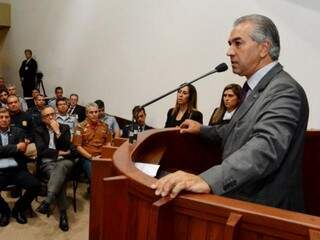 Governador Reinaldo Azambuja discursa na Assembleia Legislativa durante visita do ministro da Justiça (Foto: Victor Chileno / divulgação)
