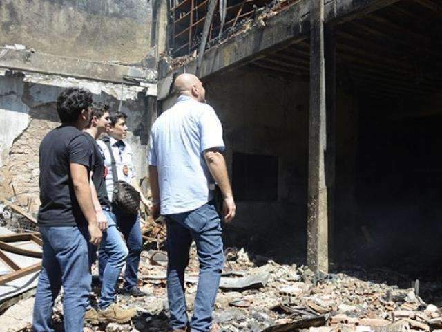Causas de inc&ecirc;ndio que destruiu loja, ser&atilde;o apuradas a partir desta quinta-feira