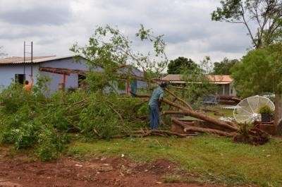 Chuva e vendaval de 10 minutos destroem casas e derrubam &aacute;rvores