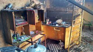 Família perdeu tudo após incêndio tomar conta da residência (Fernando Antunes)