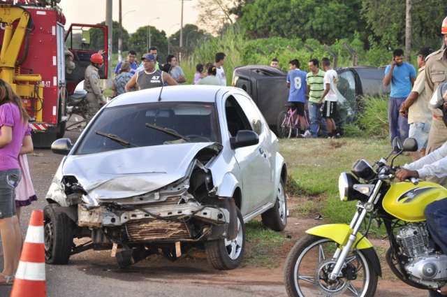 Gol bate em Ford Ka, capota quatro vezes e motoristas ficam feridos 