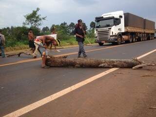 Índios removem troncos que bloqueavam a BR-163, em Rio Brilhante (Foto: Maciel Arruda/SBTMS)