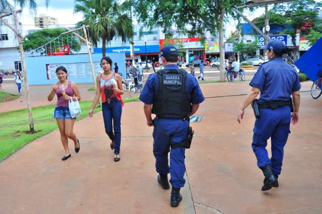 Com pra&ccedil;a vigiada por c&acirc;meras, programa&ccedil;&atilde;o de Natal come&ccedil;a hoje &agrave; noite
