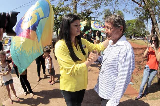 Em visita a bairros, Rose se compromete a terminar obras paradas