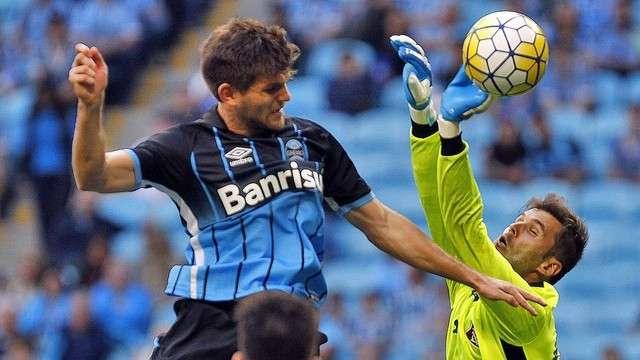 Gr&ecirc;mio perde para Fluminense dentro de casa e se afasta ainda mais do G4