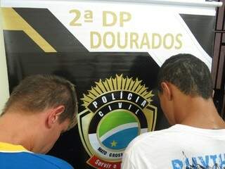 Os dois adolescentes foram levados para o 2º Distrito Policial, onde teriam confessado crime (Foto: Adriano Moretto/Dourados News)