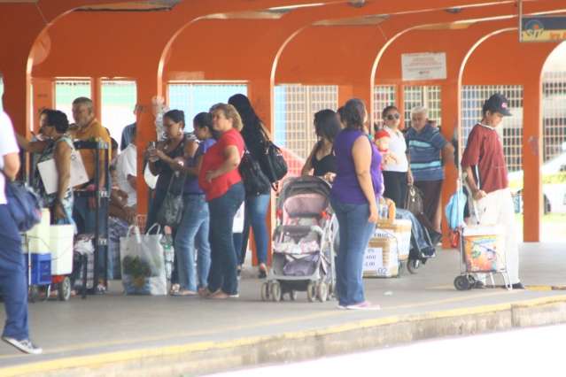 Mesmo com proibi&ccedil;&atilde;o ambulantes ainda vendem nos terminais da Capital