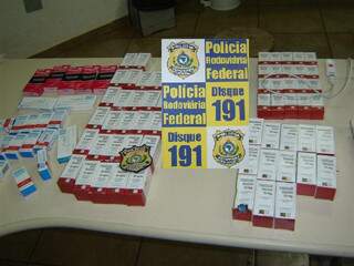 Caixas de medicamentos foram encontradas em ônibus. (Foto: Divulgação - PRF)