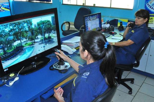 Guarda mant&eacute;m monitoramento por c&acirc;meras em pra&ccedil;a da &aacute;rea central