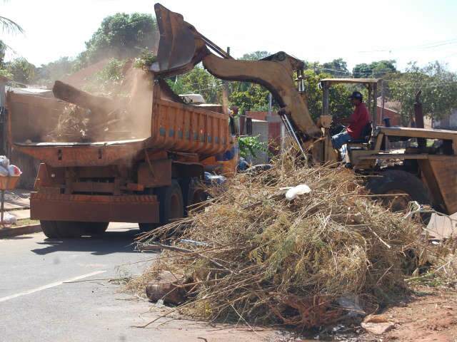  Moradores ficam revoltados com recusa da Prefeitura em tirar lixo das ruas