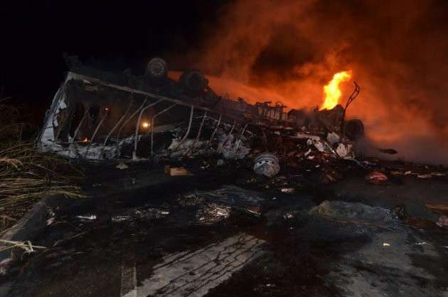 Poss&iacute;vel embriaguez causa acidente, caminh&otilde;es explodem e dois morrem 
