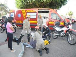 Corpo de Bombeiros prestando primeiros atendimento a ciclista atropelada (Foto: Paulo Francis)