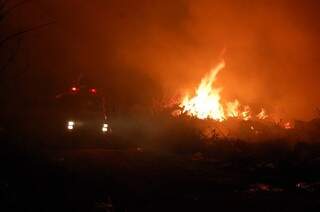 Incêndio começou por volta das 21h30 (Foto: Germino Roz/Nova News)