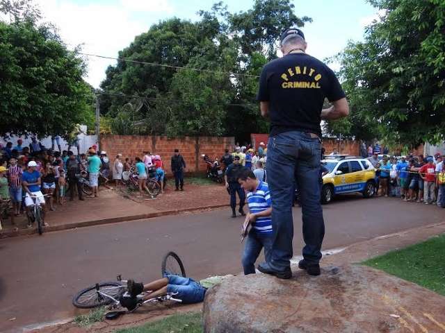 Jovem de 18 anos &eacute; executado com seis tiros ap&oacute;s invadir casa com foice