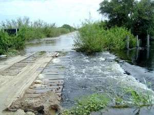 Rio transborda na Estrada Parque e isola comunidades no Pantanal