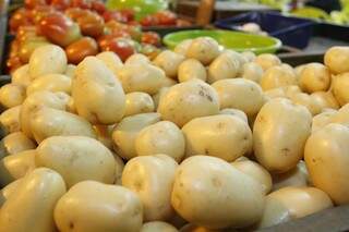 Preço da batata teve queda de 20,66% e do tomate de 18,31% (Foto: Marcelo Victor)