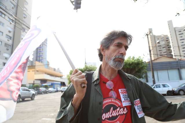 Candidatos a prefeito pegam carona em manifesta&ccedil;&atilde;o para fazer campanha