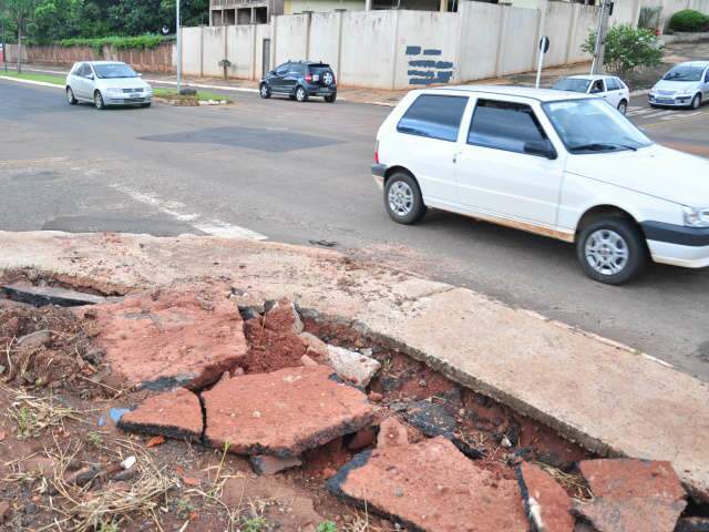  Geografia e fortes chuvas &ldquo;detonam&rdquo; asfalto na Rachid Neder