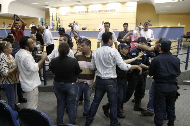 Com sess&atilde;o suspensa, mais amea&ccedil;as de brigas envolvem secret&aacute;rio e vereadora