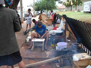 Moradores improvisam para viver na rua. Almoço é preparado na cozinha improvisada. (Foto: Simão Nogueira)