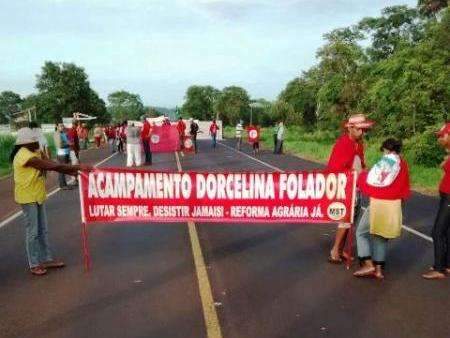 MST encerra protesto em apoio aos &iacute;ndios e  libera BR-262 ap&oacute;s 4 horas