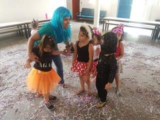 A diretora da Ceinf, Adriana Diniz, brincando com os alunos (Foto: Anahi Gurgel)