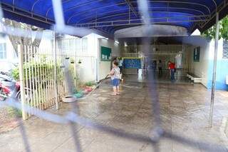 Na escola municipal Brígida Ferraz, onde os administrativos não aderiram ao movimento, funcionária fazia a limpeza do pátio. (Foto:Fernando Antunes) 