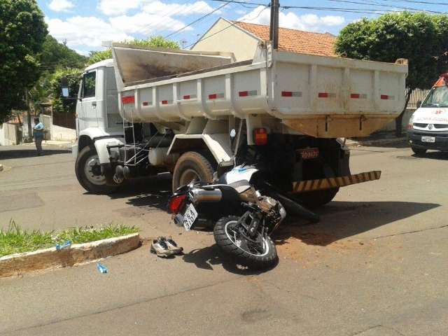 Motociclista bate em caminh&atilde;o e fica com a perna presa na traseira do ve&iacute;culo