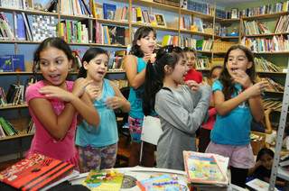 Na biblioteca, crianças aprendem a ler desde que entram no projeto (Foto: Rodrigo Panziato)
