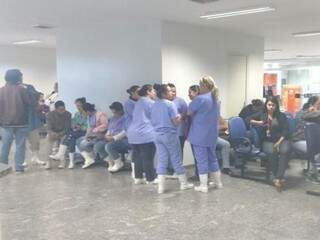 Por causa do frio, funcionários se concentram no saguão da unidade de saúde (Foto: Yarima Mecchi)