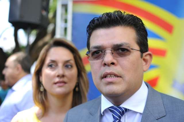 Prefeito participa de caravana de caminhoneiros e entrega trof&eacute;us