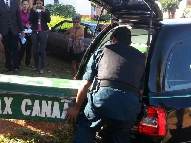 Amigo vai devolver documento e encontra jardineiro assassinado