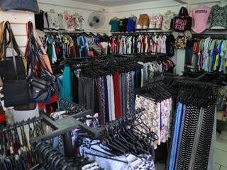 Loja simples e no bairro Aero Rancho, vende até 3 mil peças de roupas em um dia, com preço único de R$ 13. Foto: Alcides Neto)