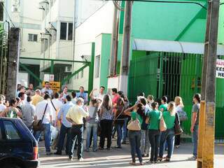 Na manhã de hoje, cadeados impediam que qualquer servidor entrasse na sede do Incra. (Fotos: Rodrigo Pazinato)