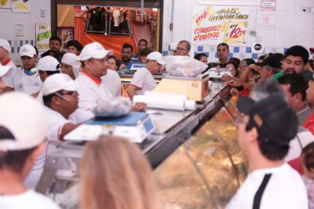 Mercad&atilde;o lotado na Sexta-Feira Santa espera venda de 8 toneladas de peixes