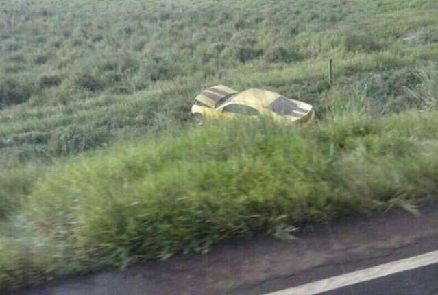 Casal fica ferido depois de motorista perder controle de Camaro na MS-276