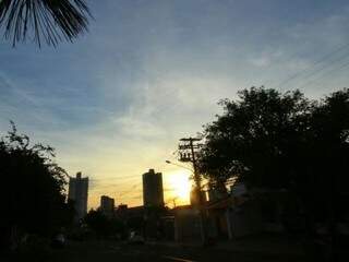 O sol nascendo na cidade Morena. Apesar do céu aberto, deve chover no decorrer do dia (Foto: André Bittar)