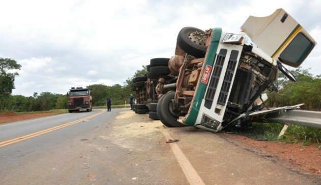  Caminhoneiro morre ap&oacute;s bitrem tombar na MS 306